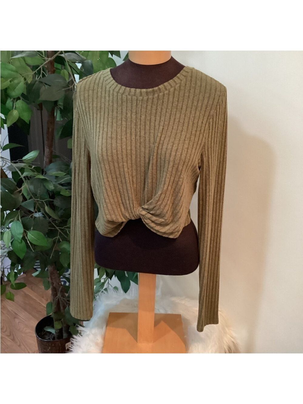 SO long sleeve twist front cropped top Woman’s size XL olive Crewneck